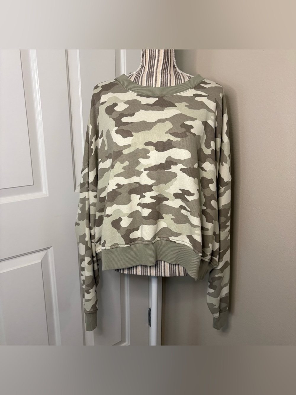 Aerie camo crewneck cotton sweatshirt oversized plus size XL casual fall cozy qu